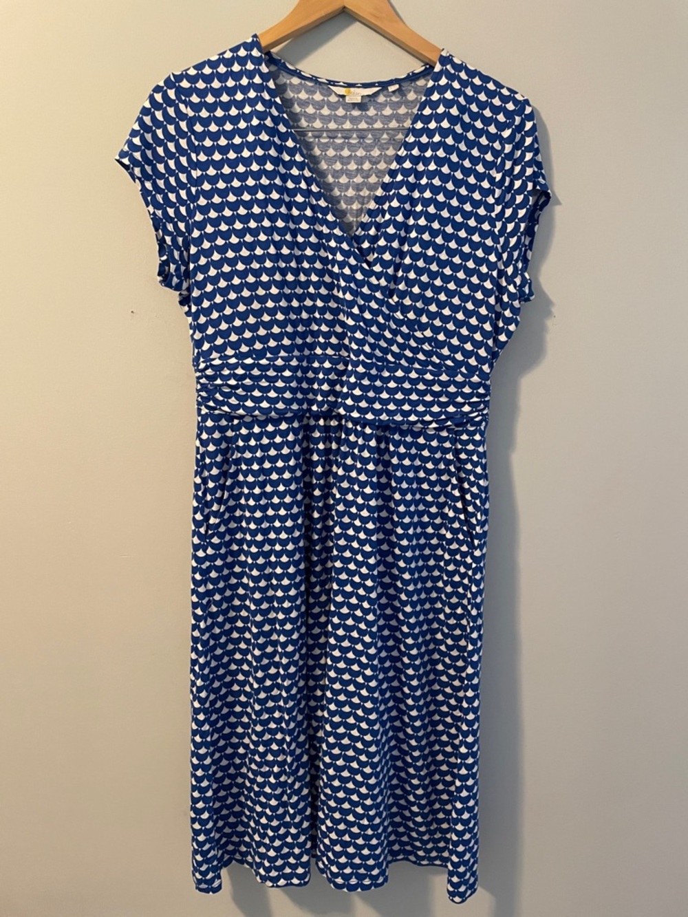 Boden fit and flare short sleeve dress with pockets blue/white. Size: 10P